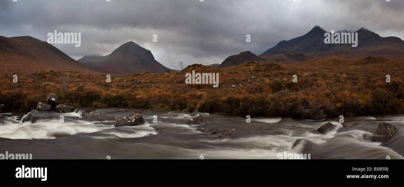 Le montagne Cuillin da Sligachan, Isola di Skye in Scozia Foto Stock