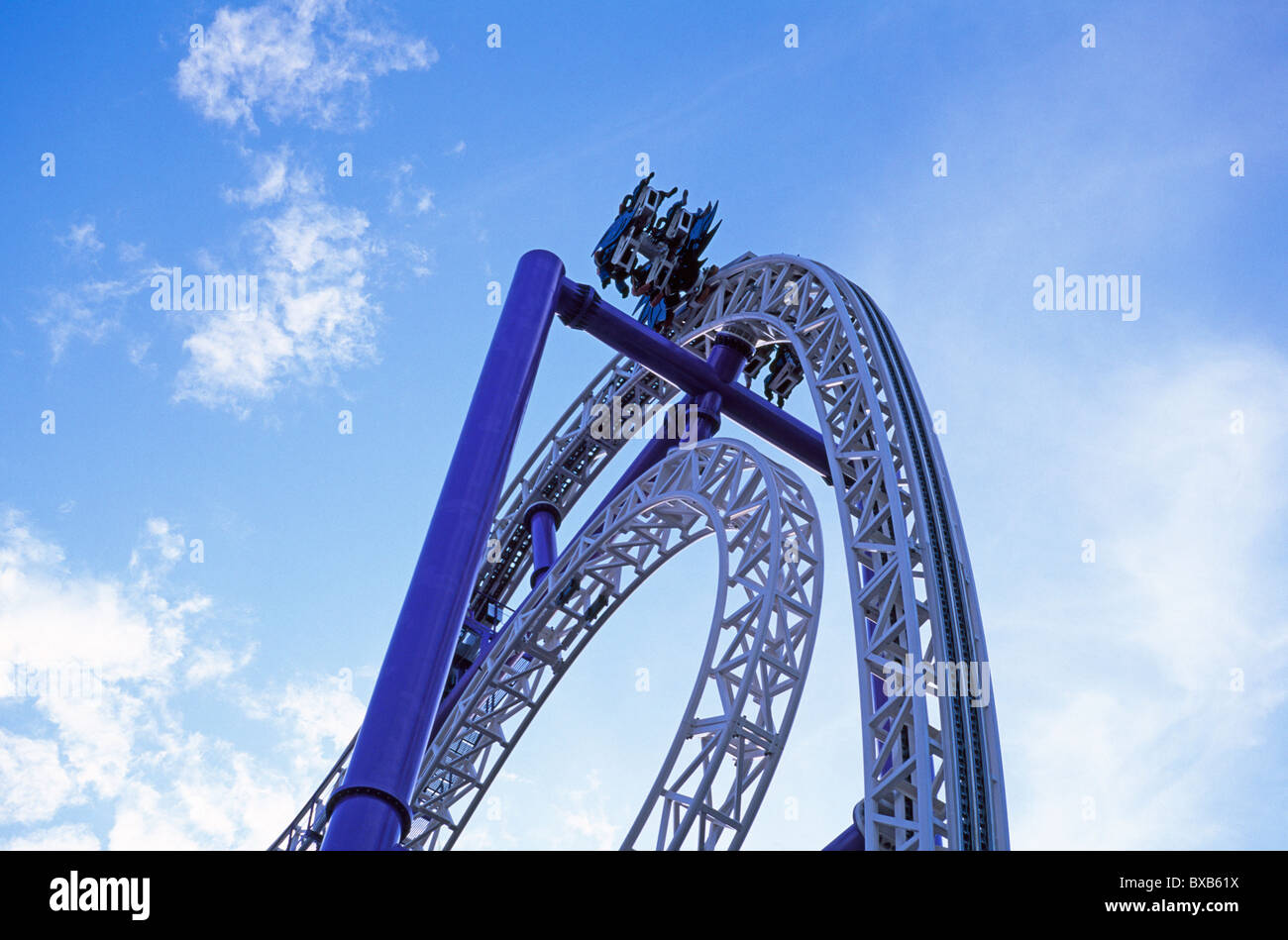 Rollercoaster contro sky, basso angolo di visione Foto Stock