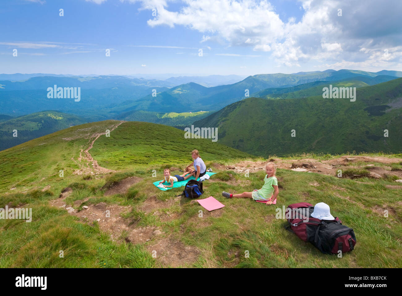 Famiglia di riposo in montagna d'estate a piedi (Goverla Mount, Ucraina) Foto Stock