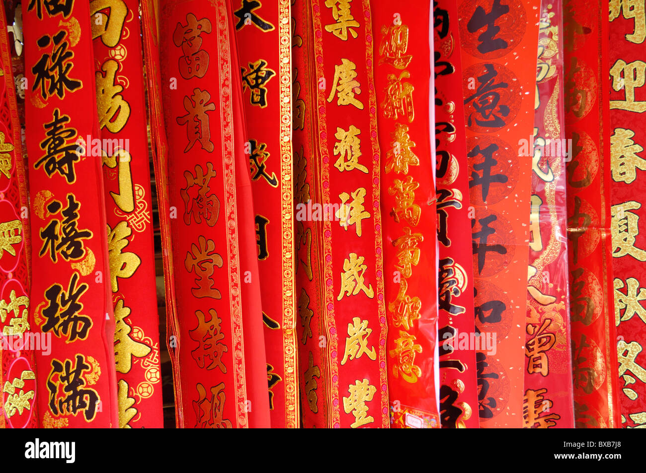 Chinese lucky poesie sul banner rosso, Dihua Street, Taipei, Taiwan Foto Stock