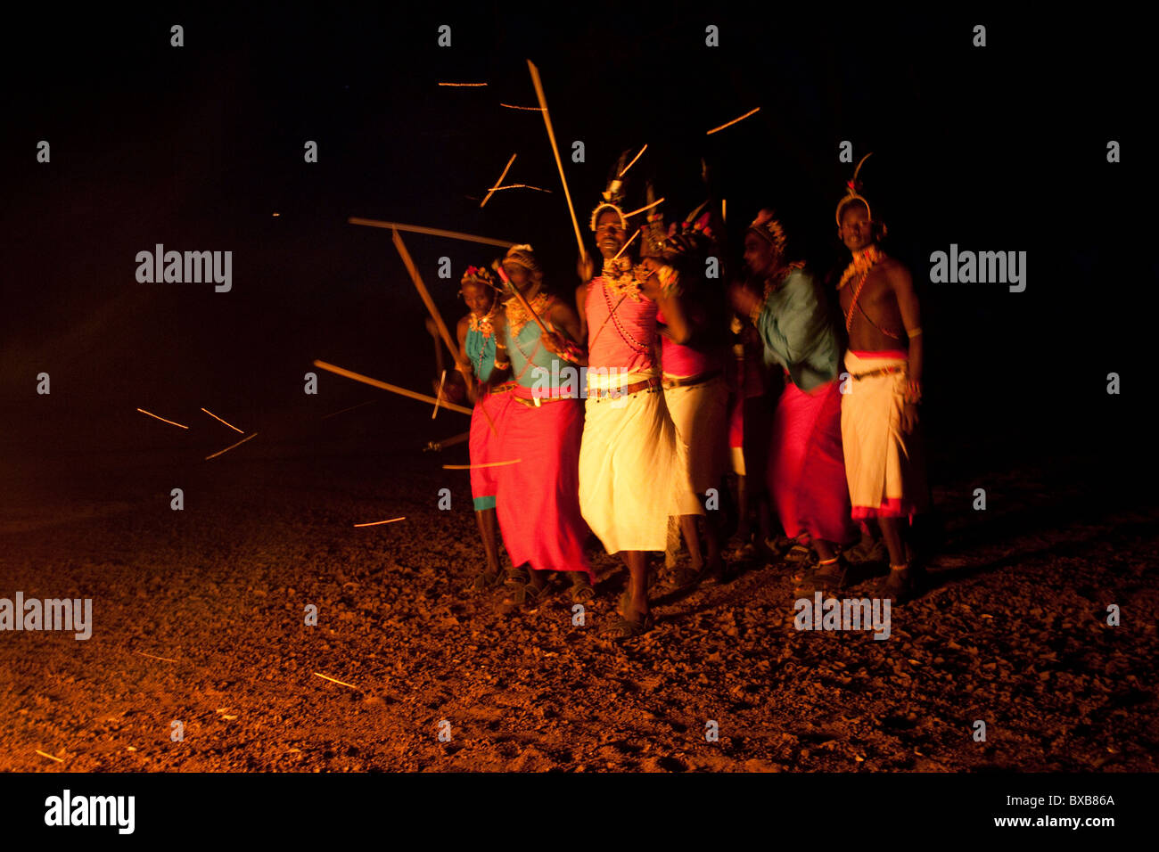 Samburu tribù facendo una danza tribale, Maasai, Samburu National Reserve Kenya Africa Foto Stock