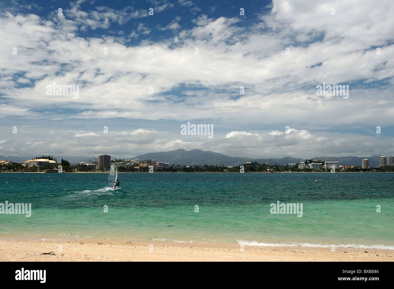 Windsurf a Ilot Canard (duck island), appena fuori da Noumea Anse Vata, Nuova Caledonia Foto Stock