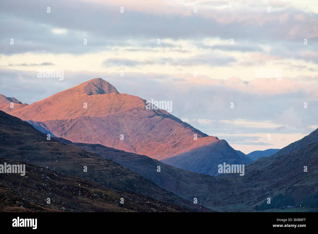 Vista verso Mullaghanattin oltre il nero nella valle del Macgillycuddy Reeks, nella contea di kerry, munster, irlanda. Foto Stock