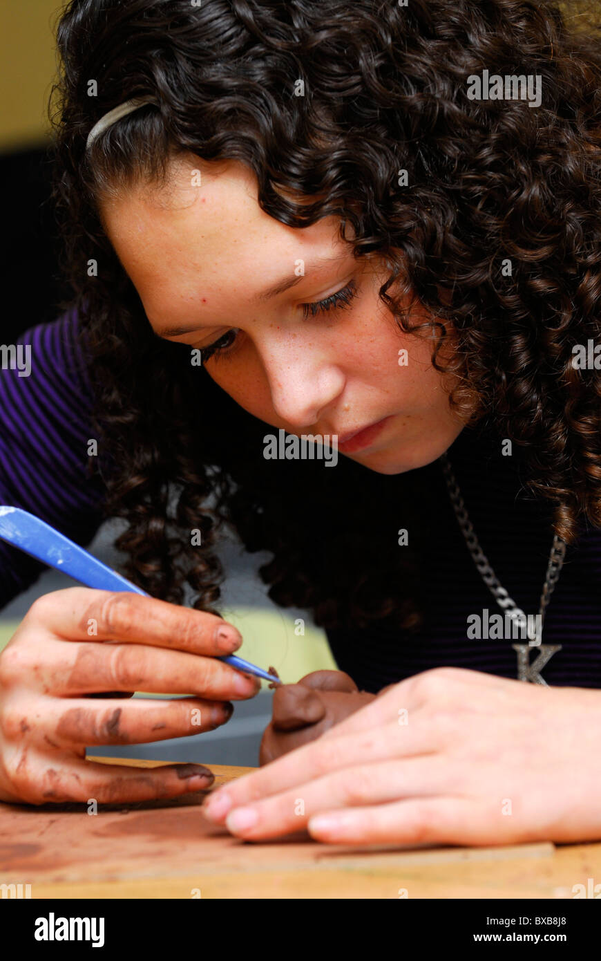 Giovane donna impegnata in un'arte terapia programma, Nottingham, UK. Foto Stock