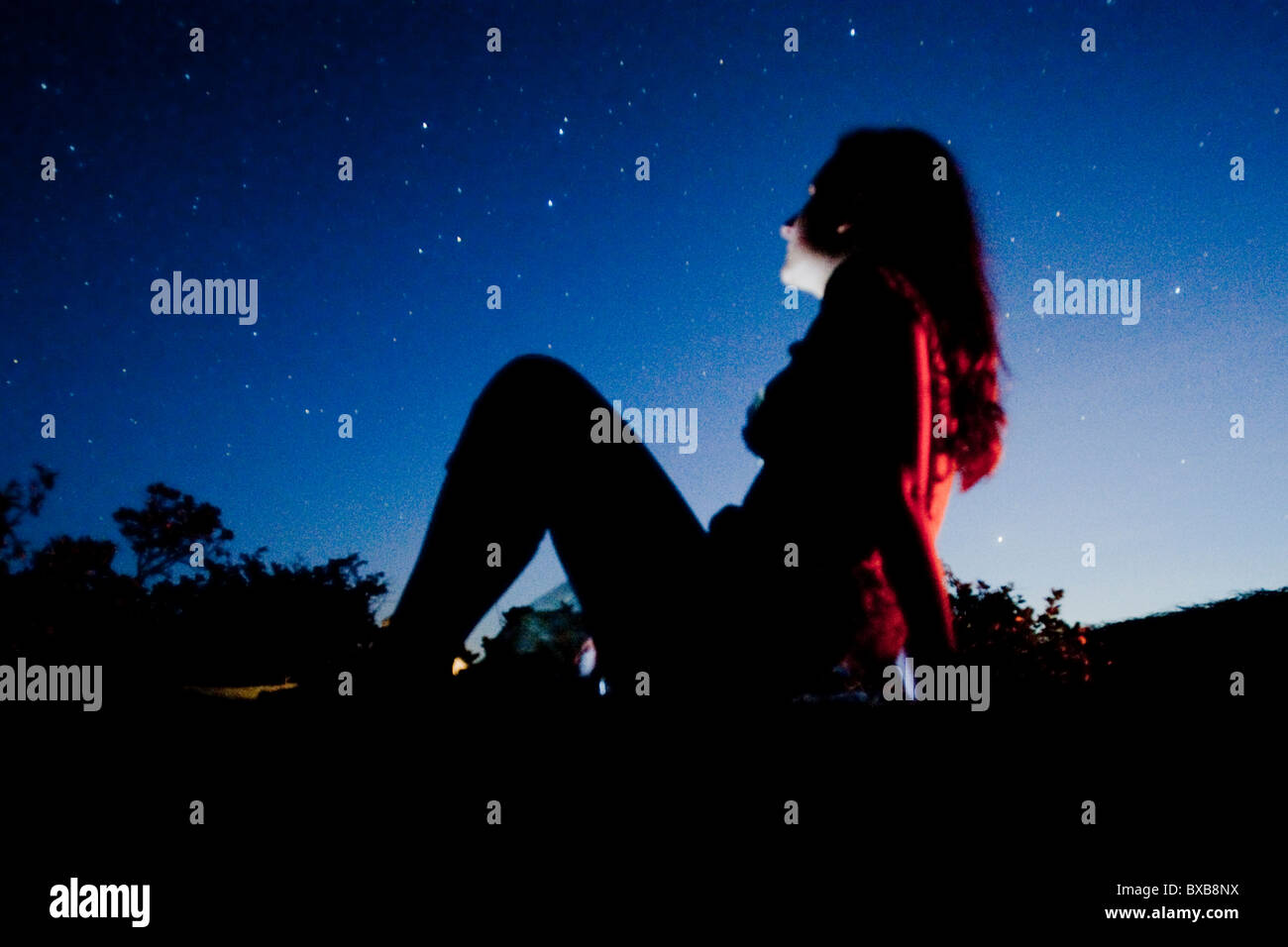 Silhouette di una ragazza contro il Kenya il cielo al tramonto Foto Stock