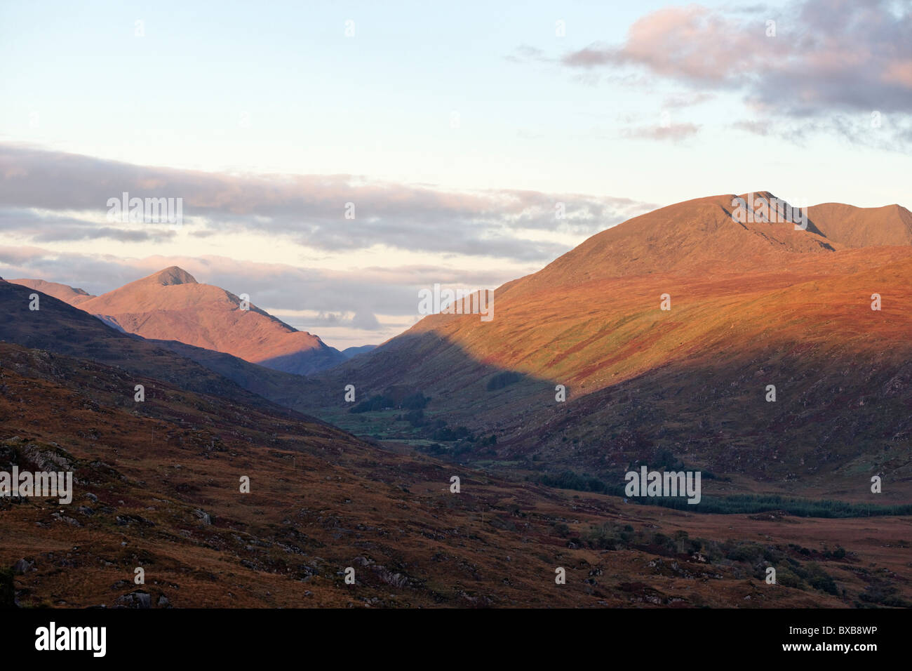 Vista verso Mullaghanattin oltre il nero nella valle del Macgillycuddy Reeks, nella contea di kerry, munster, irlanda. Foto Stock