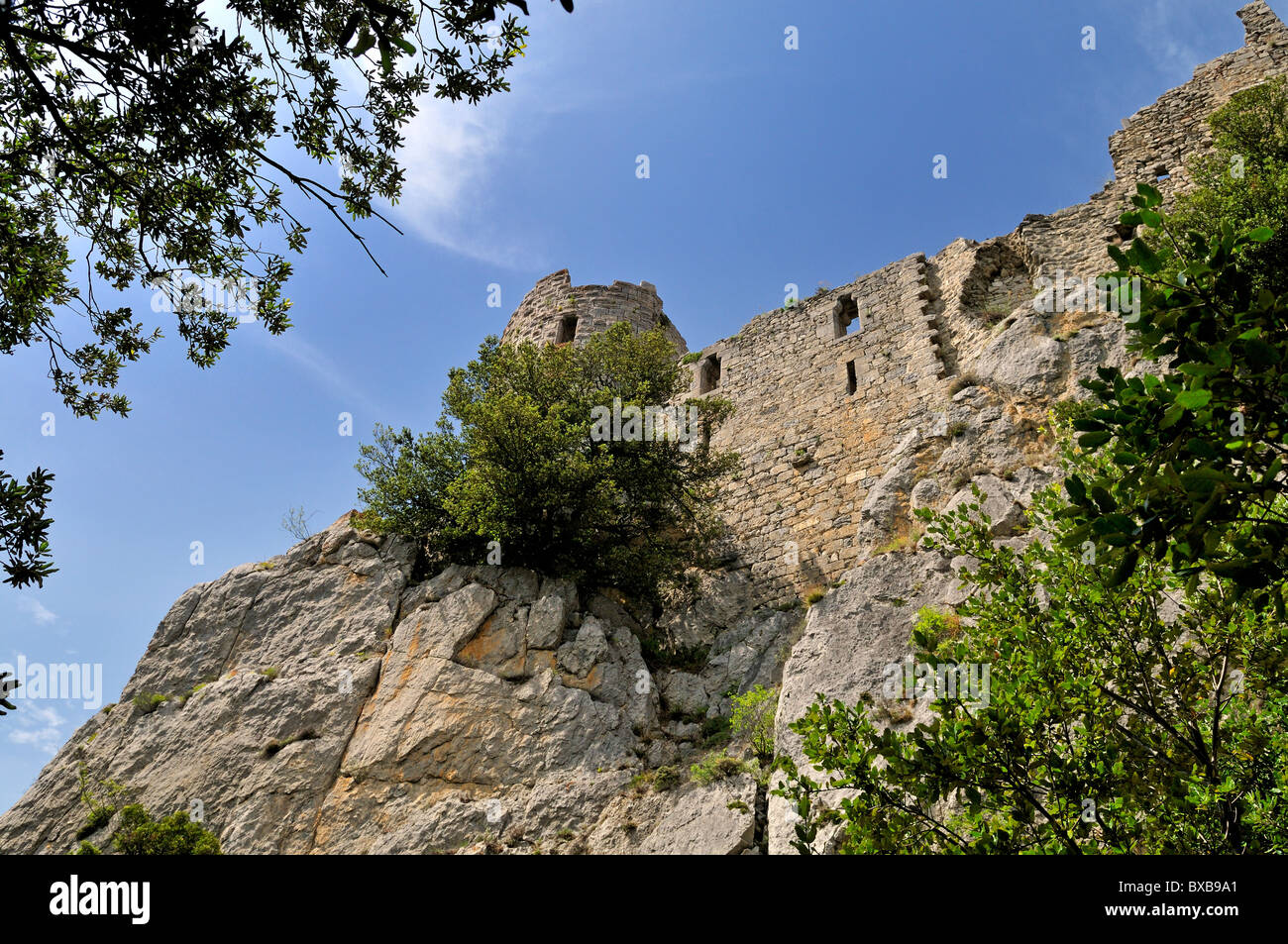 Basso angolo vista del castello cataro Puilaurens a. Puilaurens, Aude, Languedoc-Roussillon, Francia. Foto Stock