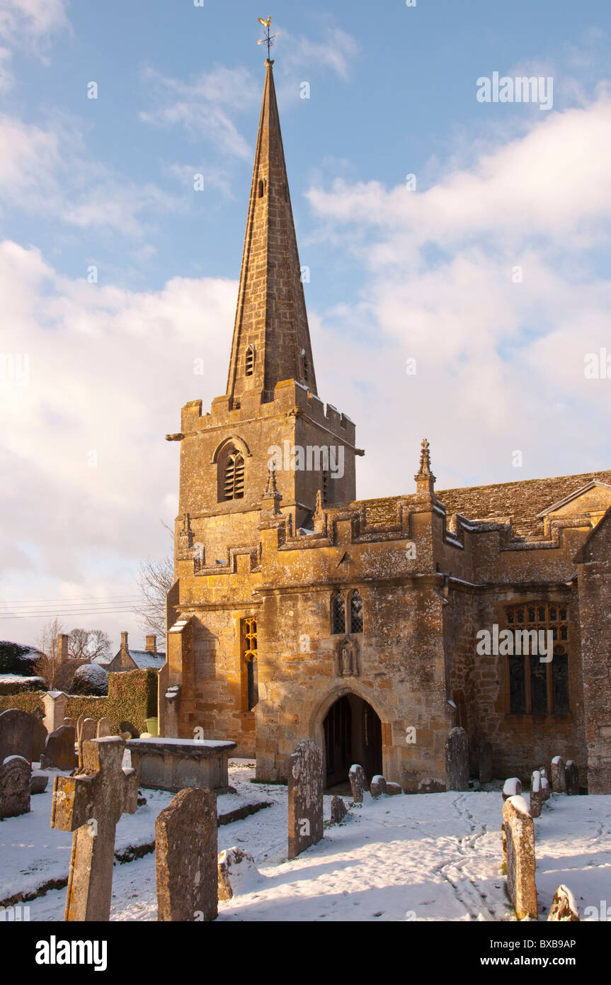 Inverno neve a St Michaels chiesa nel villaggio Costwold di Stanton, nel Gloucestershire. Regno Unito Foto Stock