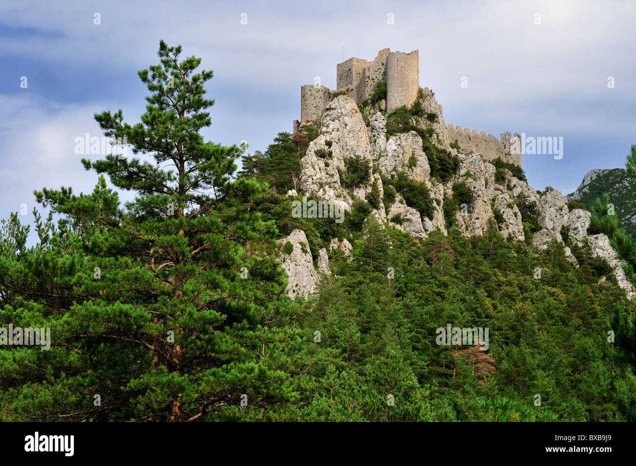 Il drammatico castello cataro Puilaurens a. Puilaurens, Aude, Languedoc-Roussillon, Francia. Foto Stock