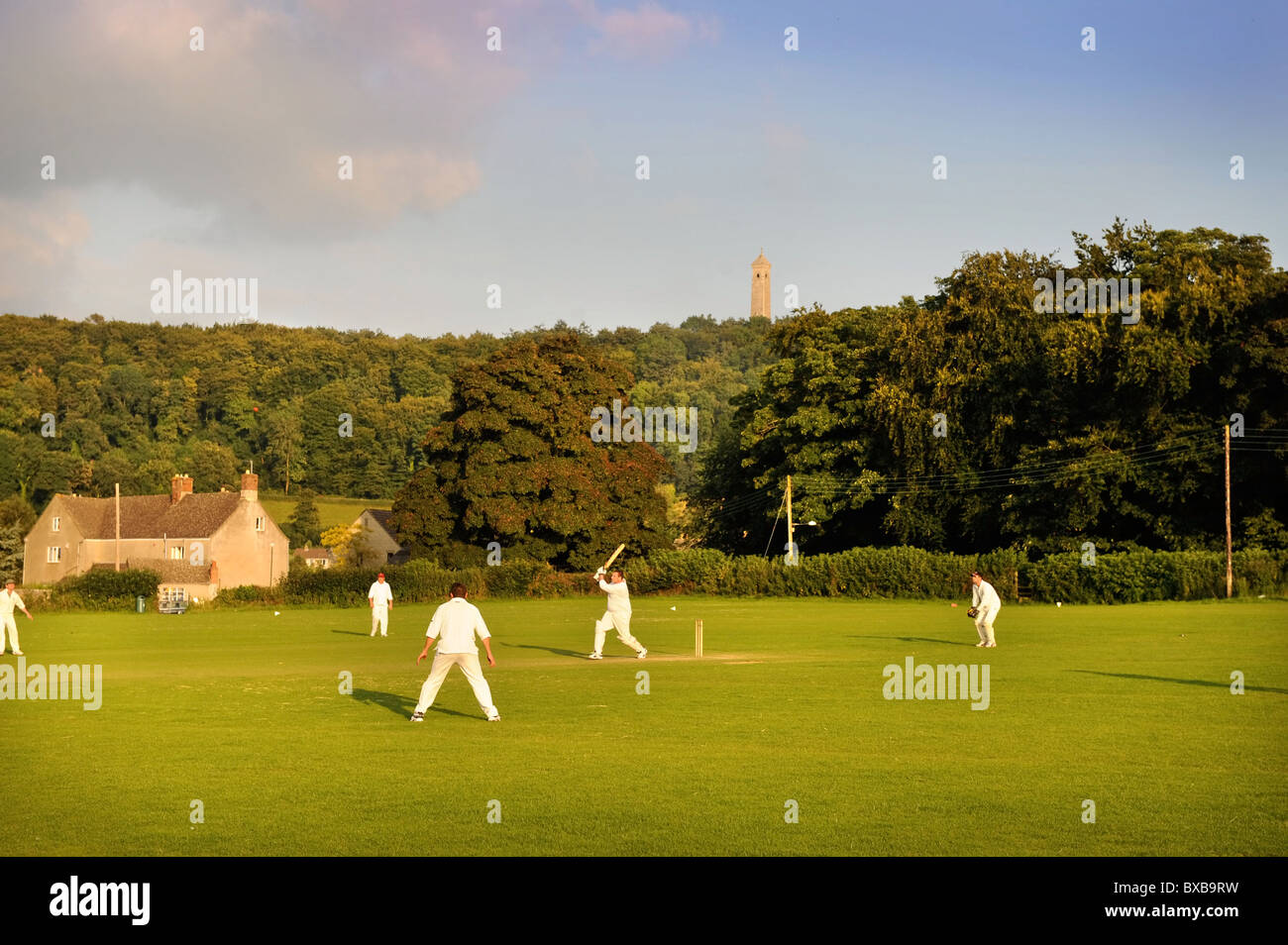 Serata in un villaggio di partita di cricket a North Nibley cricket ground GLOUCESTERSHIRE REGNO UNITO Foto Stock