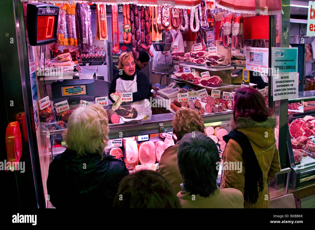 Bilbao mercato macellaio Mercado de la Rivera Spagna Paese Basco Spagnolo Foto Stock