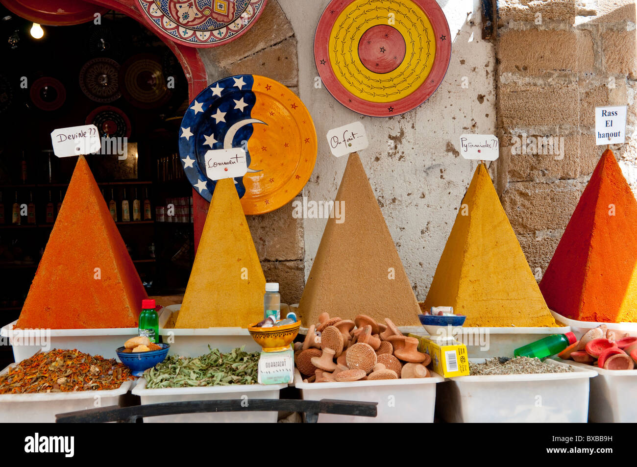 Un display di forma piramidale di spezie per la vendita al mercato di souq di Essaouira, Marocco, Africa del Nord. Foto Stock