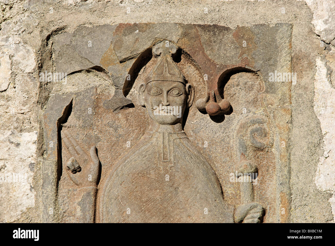 Scultura in pietra di un vescovo con un crosier, Corcomroe Abbey, Burren, County Clare, munster, irlanda. Foto Stock