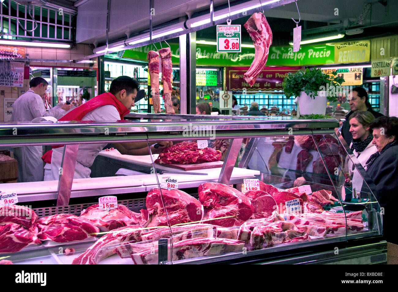 Bilbao mercato macellaio Mercado de la Rivera Spagna Paese Basco Spagnolo Foto Stock