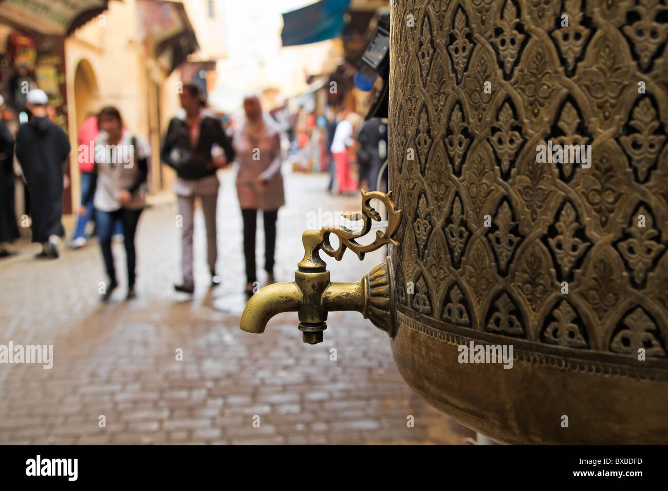 Il rame tè pentola nella città vecchia di Fes Marocco Foto Stock