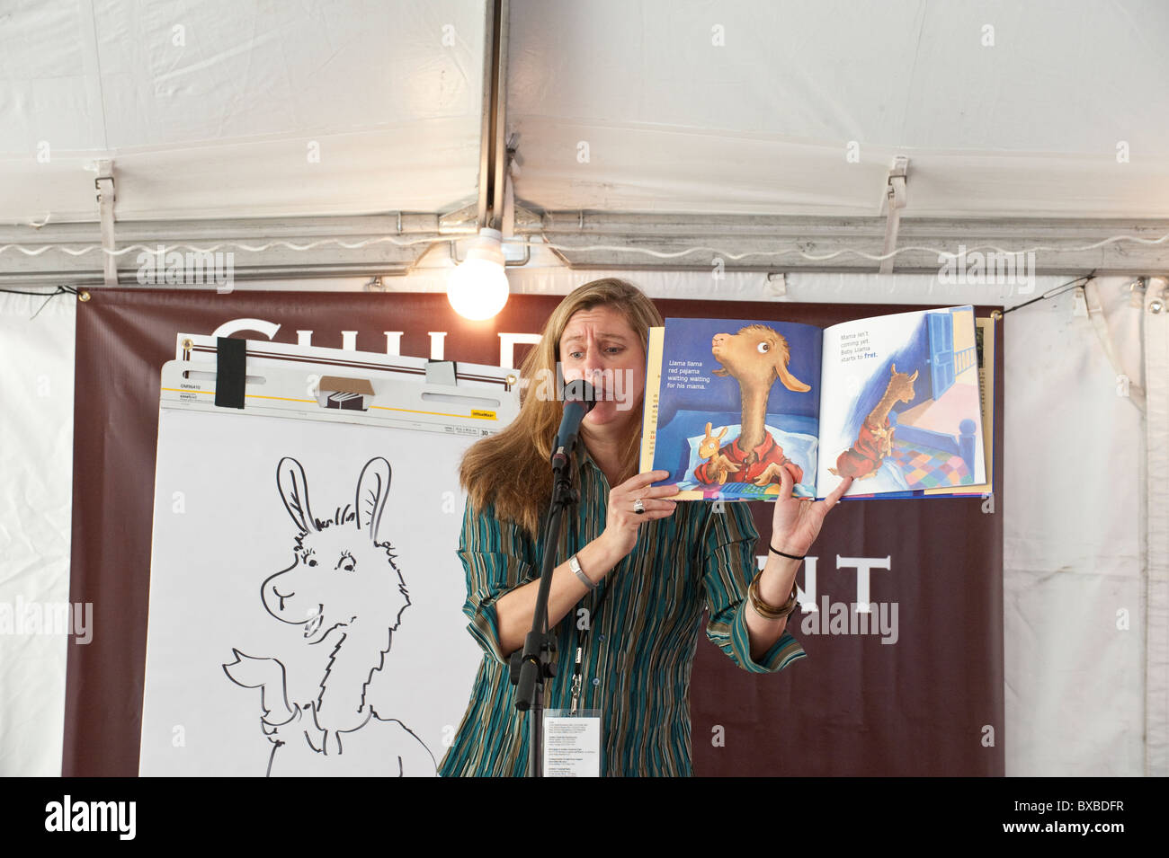 Bambini di sesso femminile è autore di legge da uno dei suoi libri al pubblico di ragazzi al Texas Book Festival di Austin Foto Stock