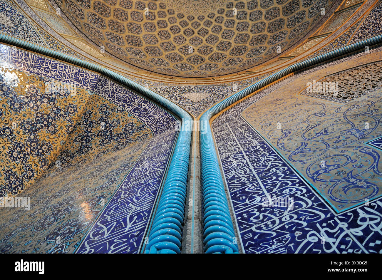 Evidenziare di architettura persiana, interni di Sheik Lotfollah, Lotf Allah moschea, Esfahan, Sito Patrimonio Mondiale dell'UNESCO, Isfahan Foto Stock