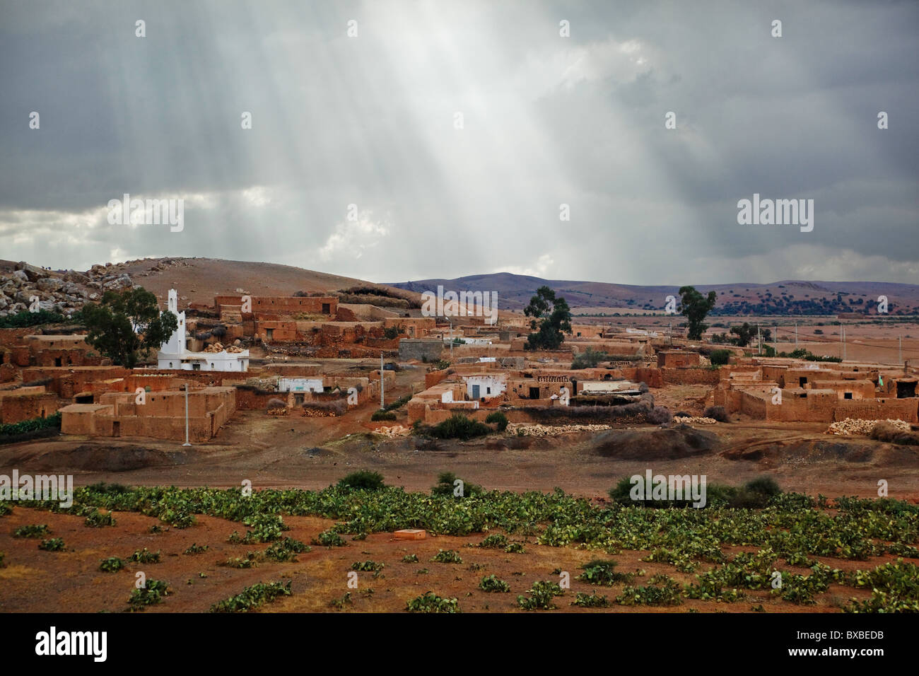 Sunbeam su un villaggio di campagna in Marocco Foto Stock