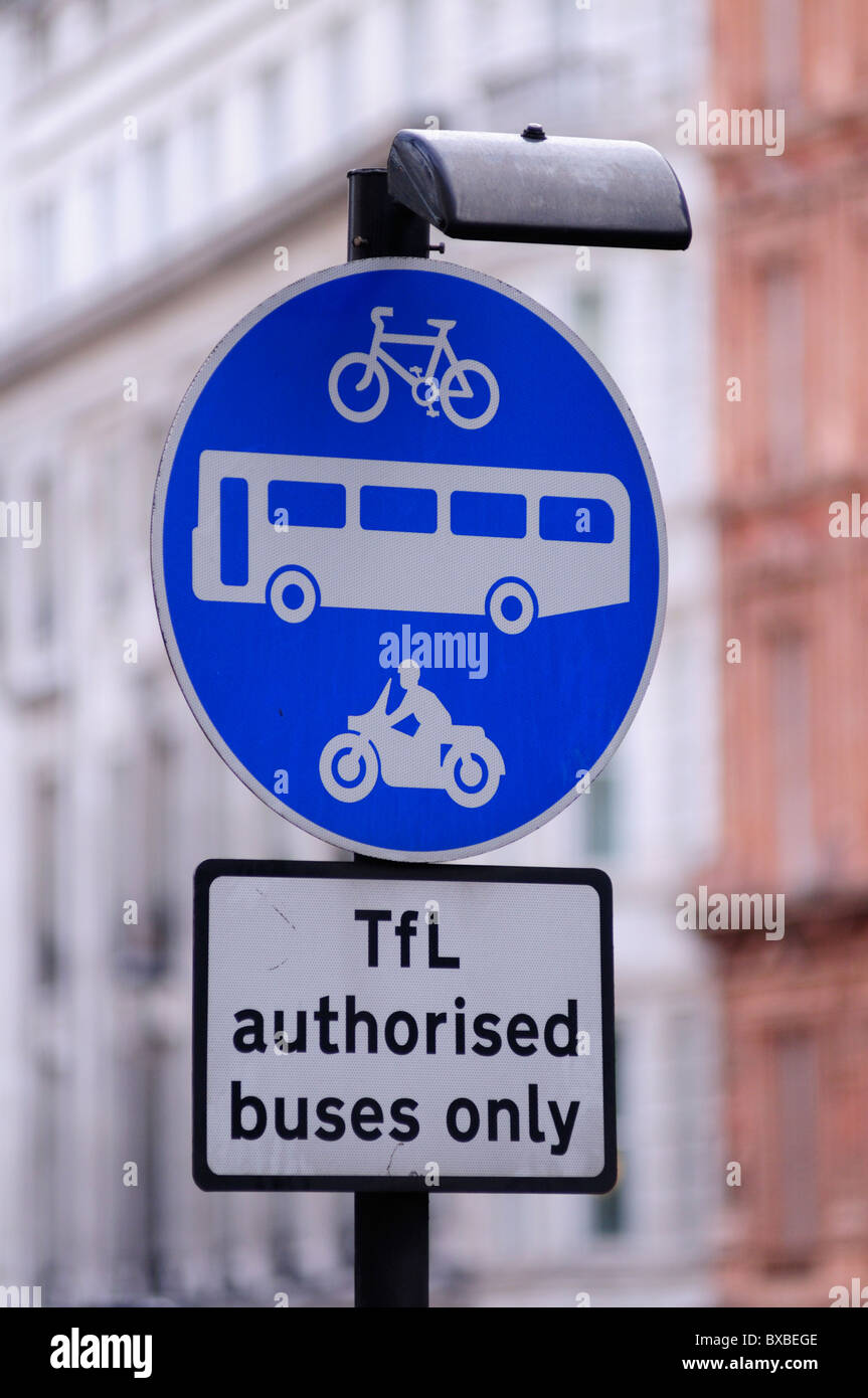 Bus, ciclo e Mororcycle lane cartello stradale, TFL autorizzati autobus solo segno, Cockspur Street, London, England, Regno Unito Foto Stock