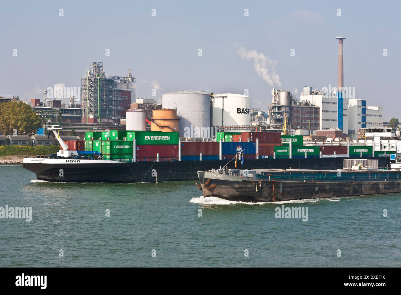 BASF INDUSTRIA CHIMICA, Barge, RHEIN RIVER, LUDWIGSHAFEN AM RHEIN, RENANIA-PALATINATO, Germania Foto Stock