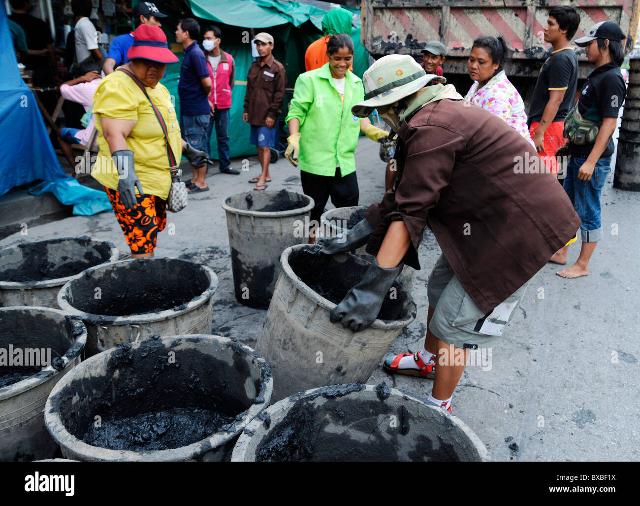 Le donne con benna di fango, Bangkok, Thailandia, Asia Foto Stock