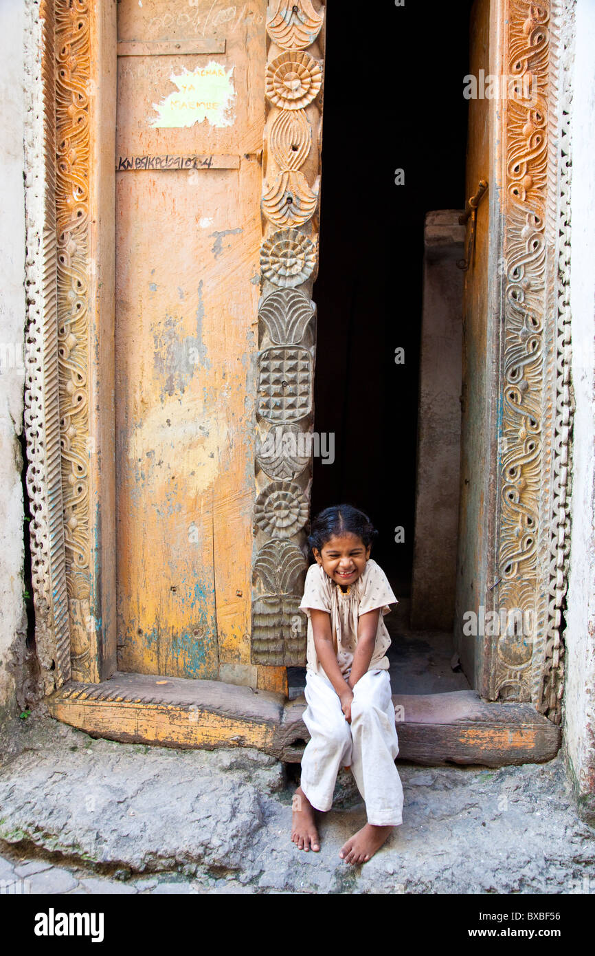 Poco ragazza locale in un portale, Mombasa, in Kenya Foto Stock