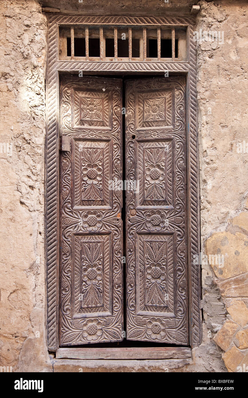 Tradizionale in legno intagliato porta, Città Vecchia, Mombasa, in Kenya Foto Stock
