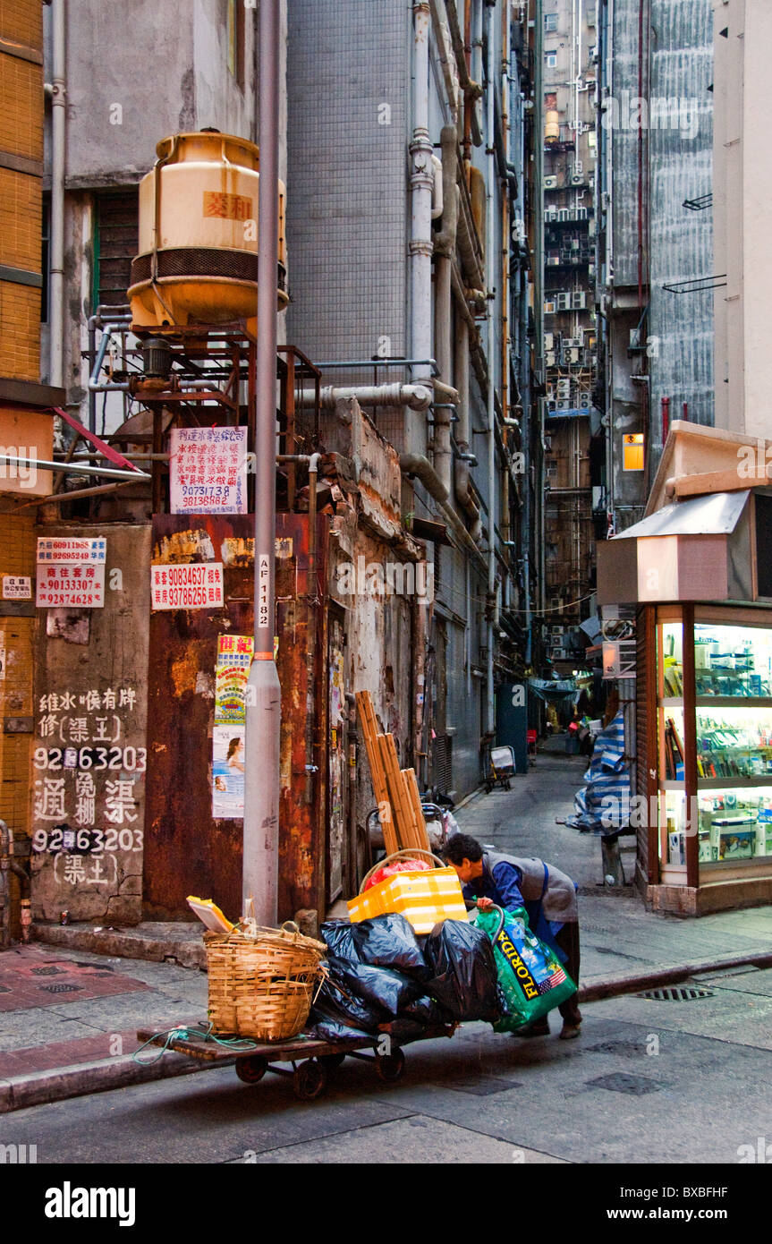 I vecchi donna cinese spingendo il carrello sulla strada di Hong Kong Cina Foto Stock