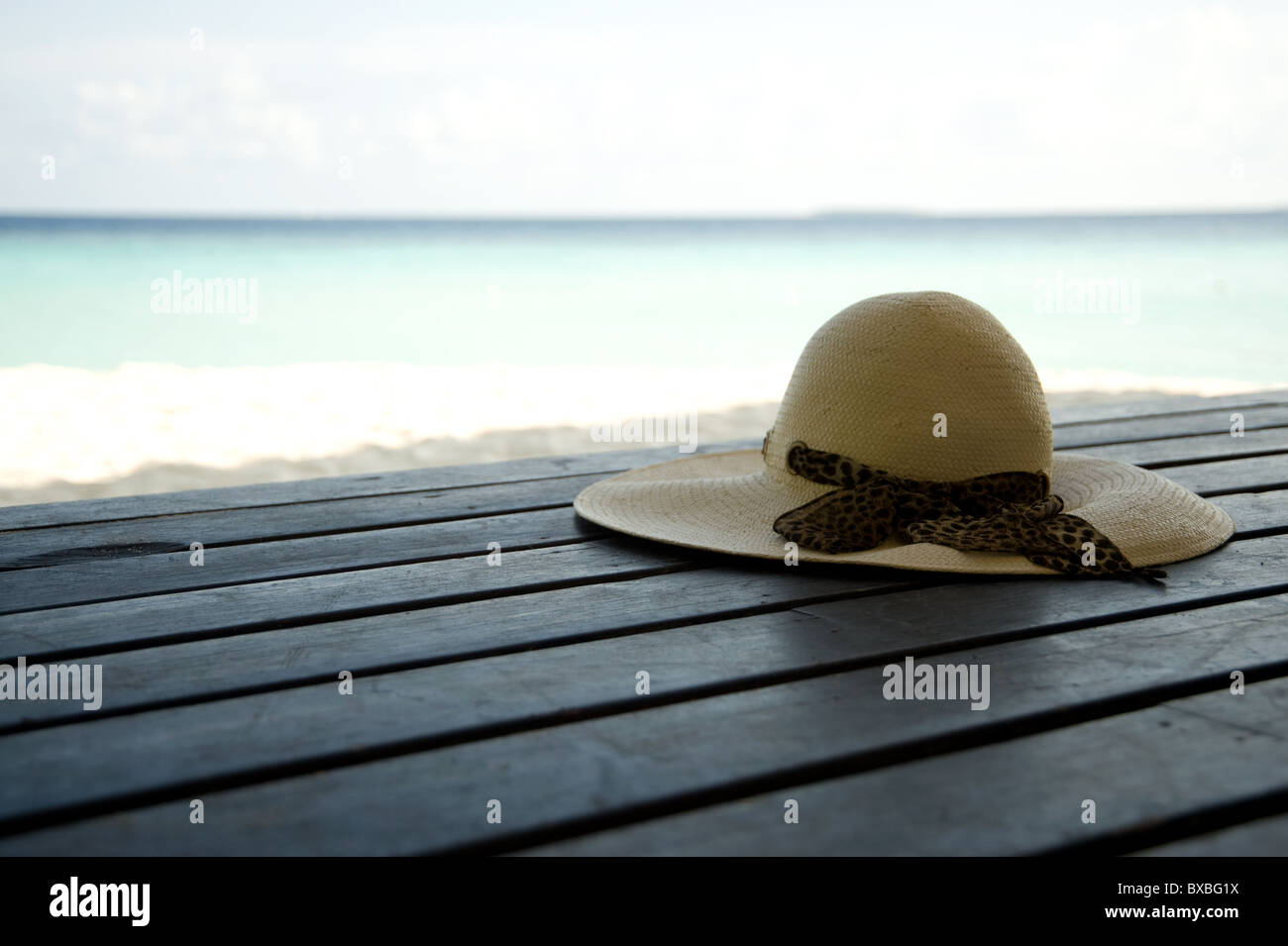 Cappello per il sole sul legno decking in Maldive Foto Stock