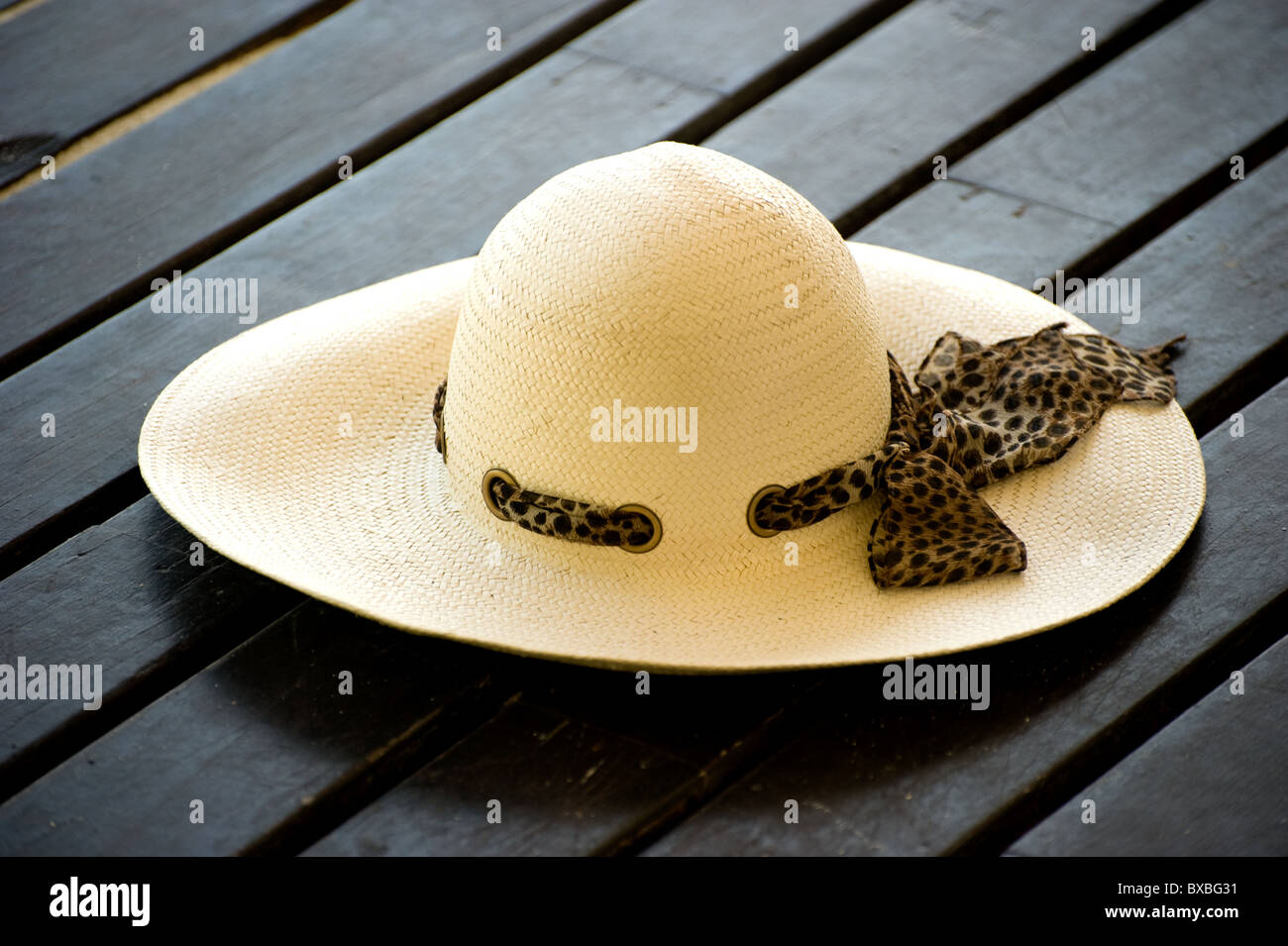 Cappello per il sole sul decking in legno Foto Stock