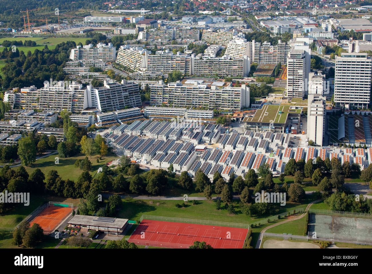 Ex villaggio olimpico, vista dalla torre olimpica di Monaco di Baviera, Germania, Europa Foto Stock