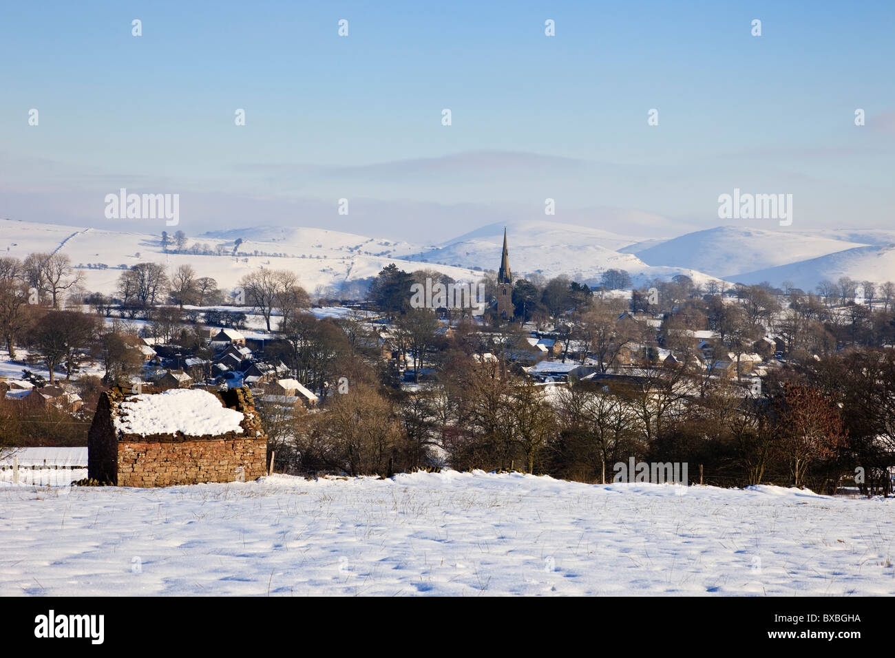 Vista del villaggio attraverso il paesaggio innevato nel Parco Nazionale di Peak District. Butterton, Staffordshire, Regno Unito, Gran Bretagna Foto Stock