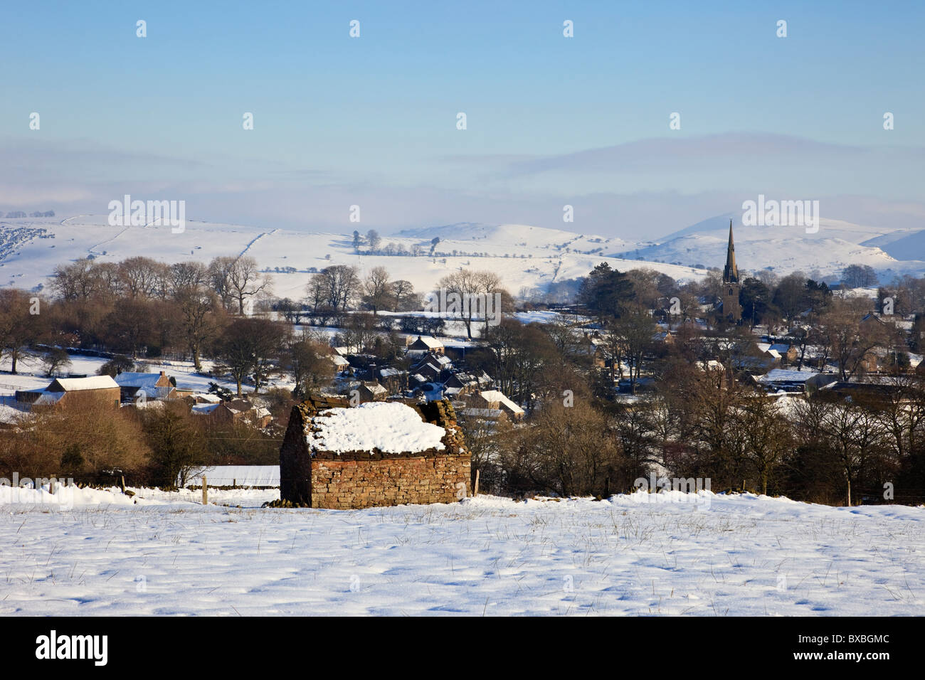 Butterton, Staffordshire, Inghilterra, Regno Unito, Europa. Vista del villaggio attraverso il paesaggio innevato nel Parco Nazionale di Peak District Foto Stock