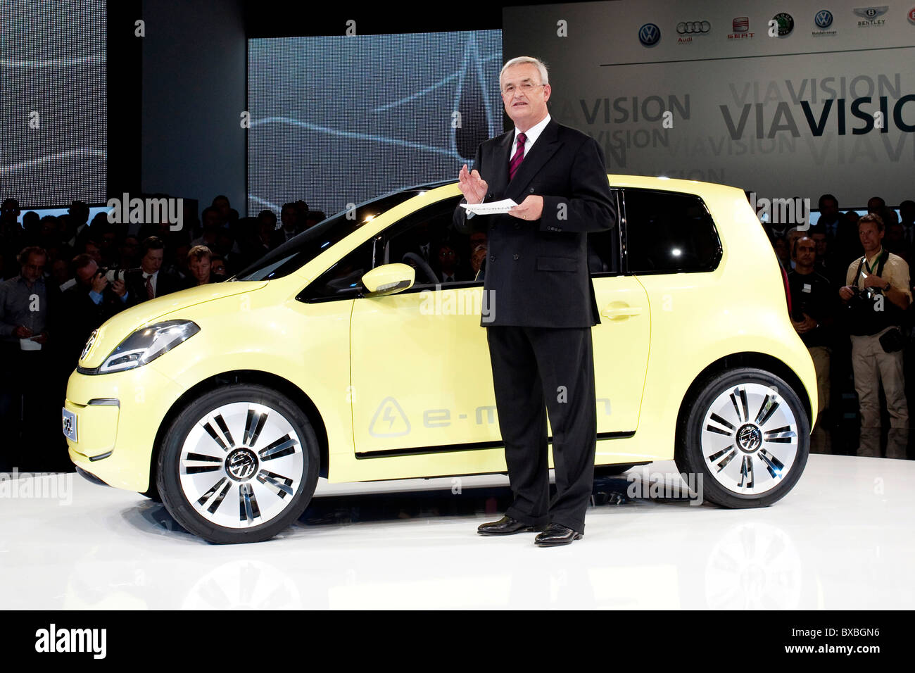 Martin Winterkorn, CEO della Volkswagen AG company, presentando lo studio della VW auto elettrica e-up, durante il gruppo di notte Foto Stock