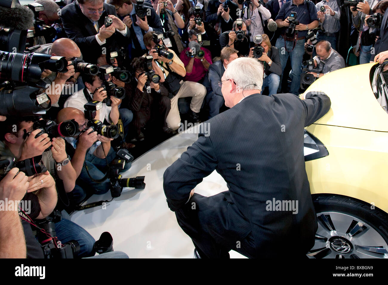 Martin Winterkorn, CEO della Volkswagen AG company, presentando lo studio della VW auto elettrica e-up, durante il gruppo di notte Foto Stock
