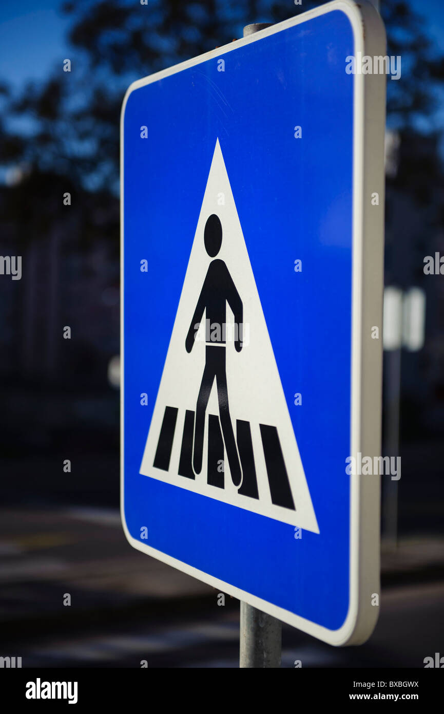 Macchina per l'attraversamento pedonale immagini e fotografie stock ad alta risoluzione