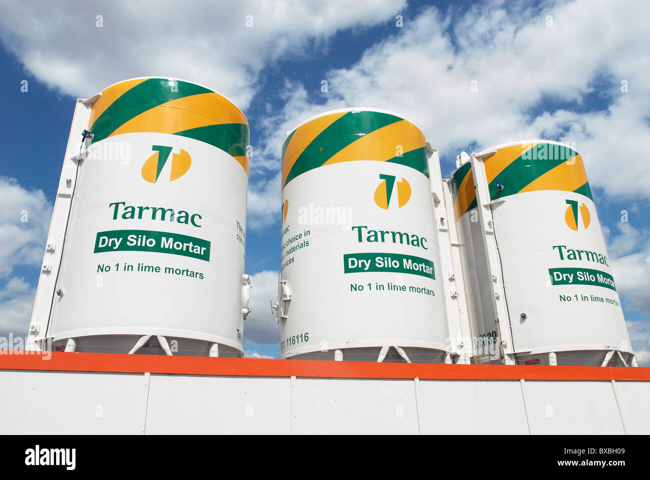 La Tarmac i serbatoi sul sito in costruzione a sud est di Londra REGNO UNITO Foto Stock