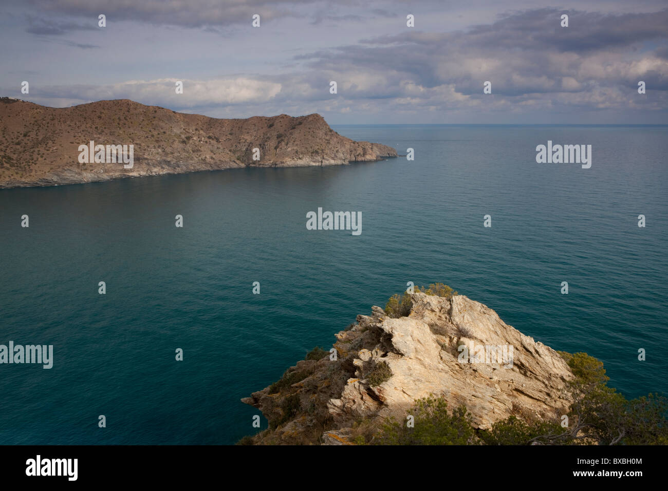 Jóncols bay e Punta de la Maçana da Norfeu cape, Cabo de Creus, il Parco Naturale di Cap de Creus, Alt Empordà, Girona Foto Stock