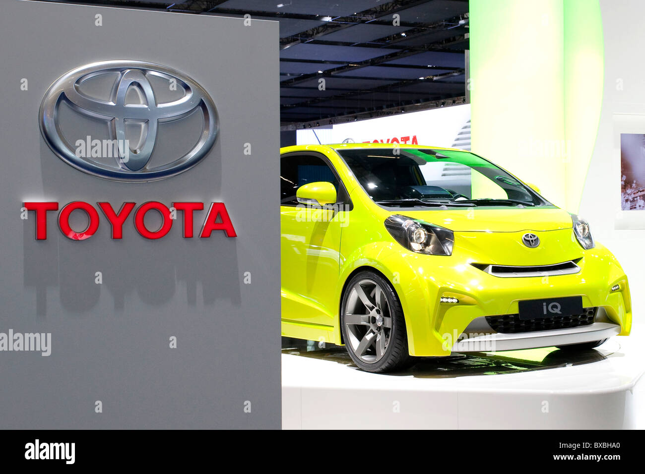 Logo della Toyota auto maker con un IQ vettura compatta a 63. Internationale Automobilausstellung International Motor Show IAA Foto Stock