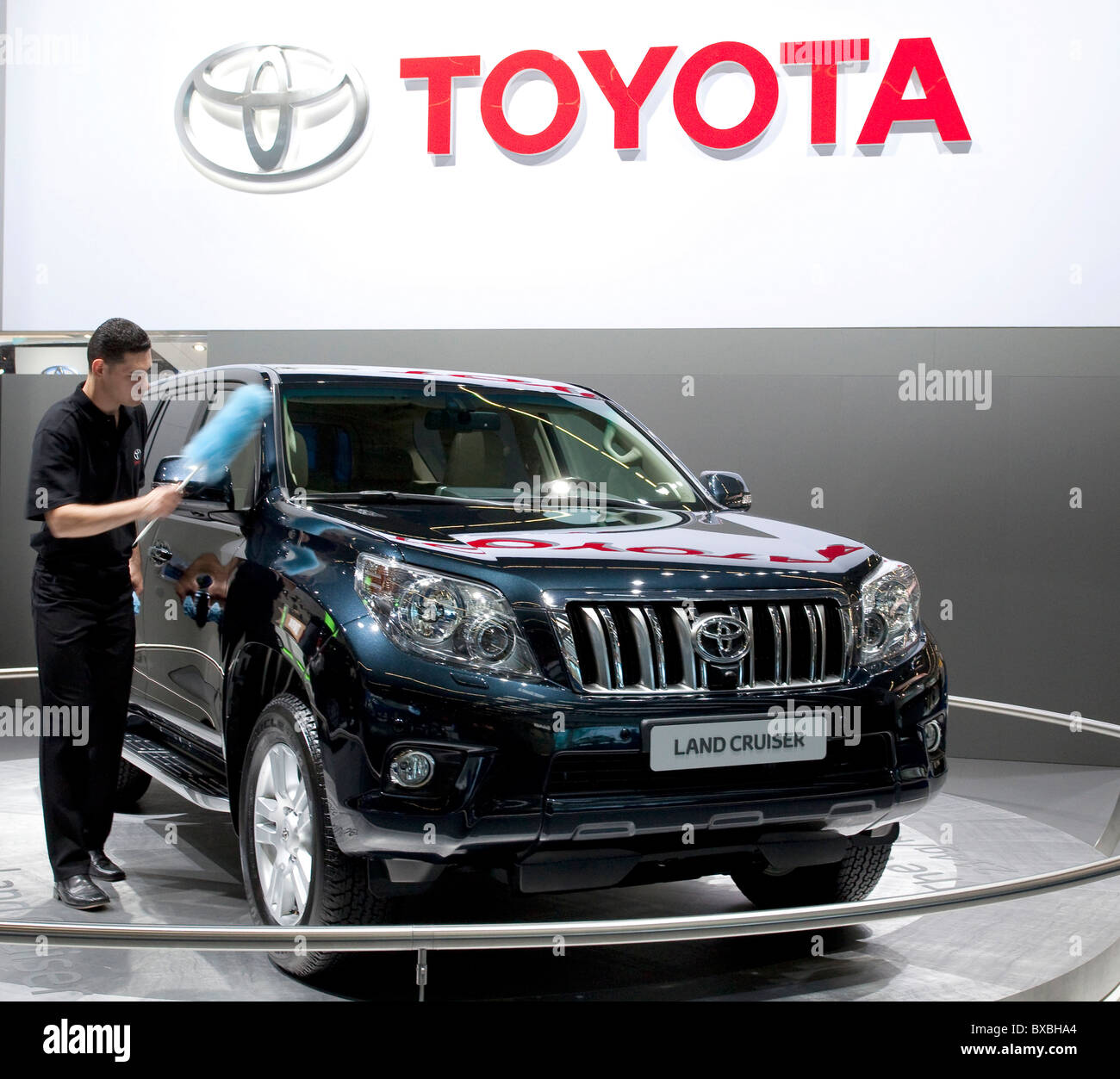 Logo della Toyota auto maker con un SUV Toyota Land Cruiser al 63. Internationale Automobilausstellung International Motor Foto Stock