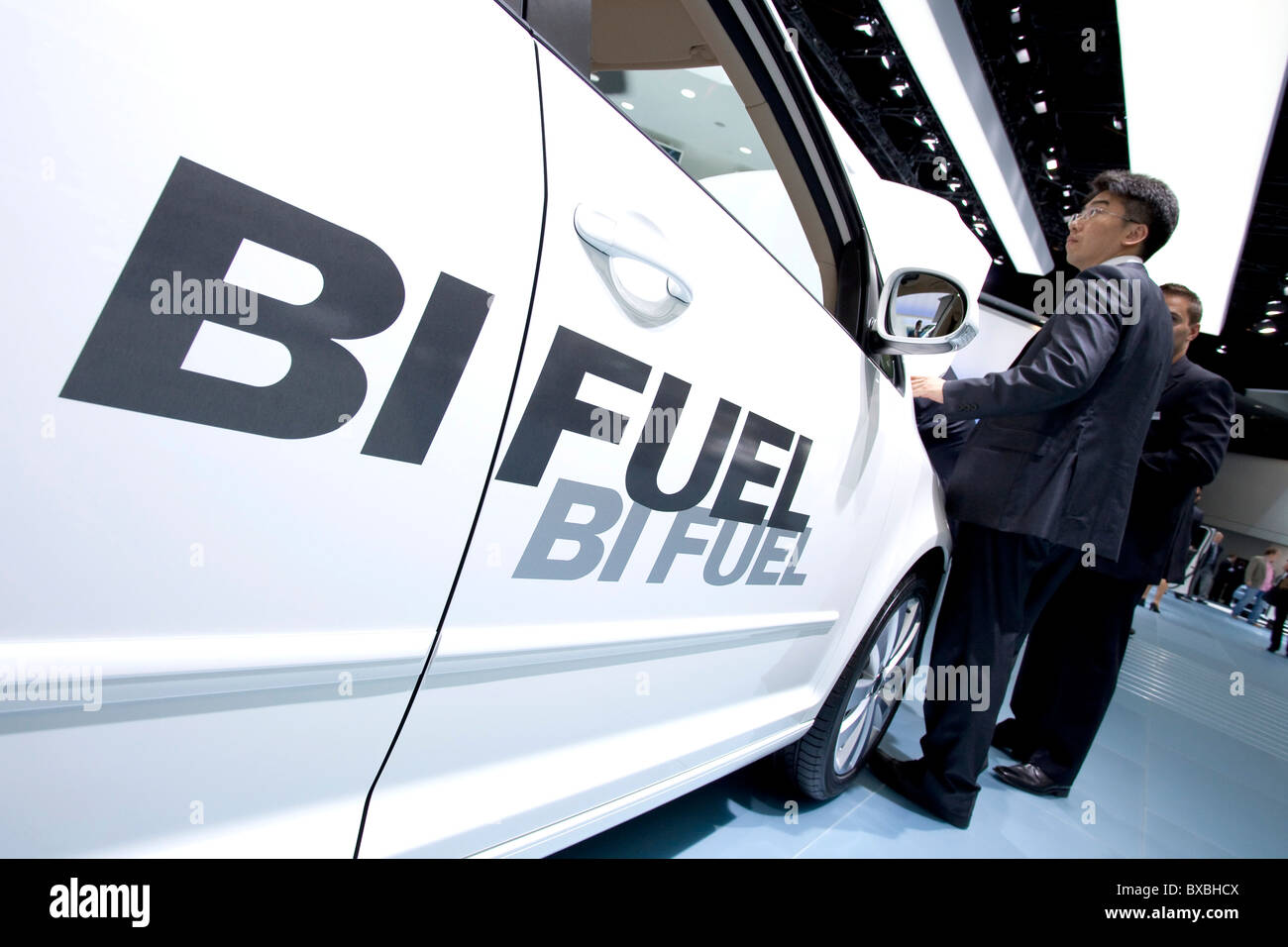 Bifuel scritte su una VW Touran, Volkswagen AG Group, azionato da gas naturale o benzina, al 63. Internationale Foto Stock