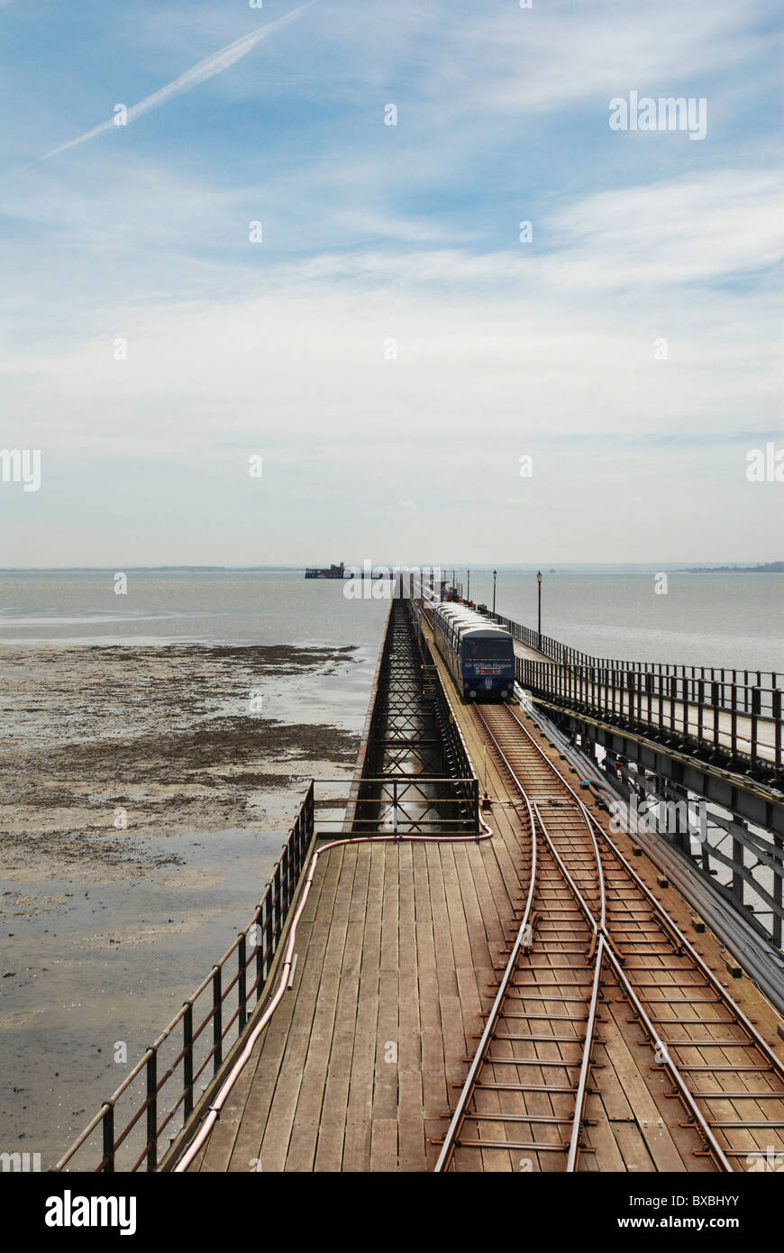 Un diesel-stazione idraulica che corre lungo il piacere più lungo molo nel mondo Southend-on-Sea Essex REGNO UNITO Foto Stock