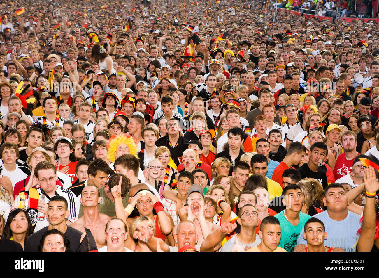 Per gli appassionati di calcio durante la finale del campionato europeo di Berlino, Germania Foto Stock