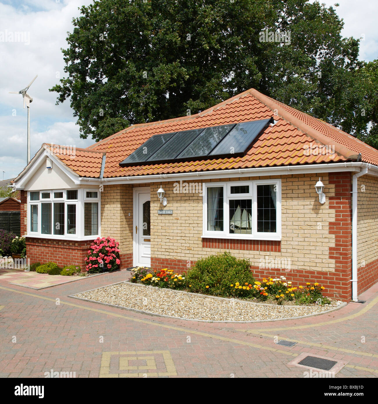 Pannelli solari su un tetto di bungalow Clacton-on-Sea Essex REGNO UNITO Foto Stock