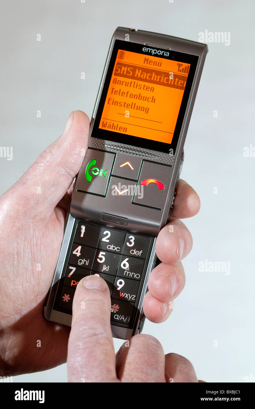 Telefono mobile per le persone anziane, Emporia Life Plus, con pulsanti grandi e caratteri grandi Foto Stock