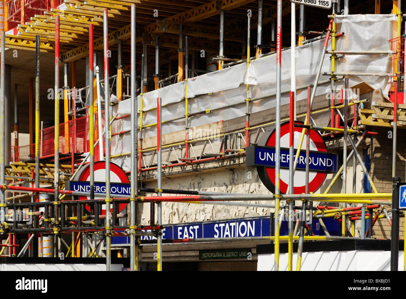 Lavori di costruzione un ponteggio che circonda il ristrutturato Aldgate East Stazione della metropolitana Central London REGNO UNITO Foto Stock
