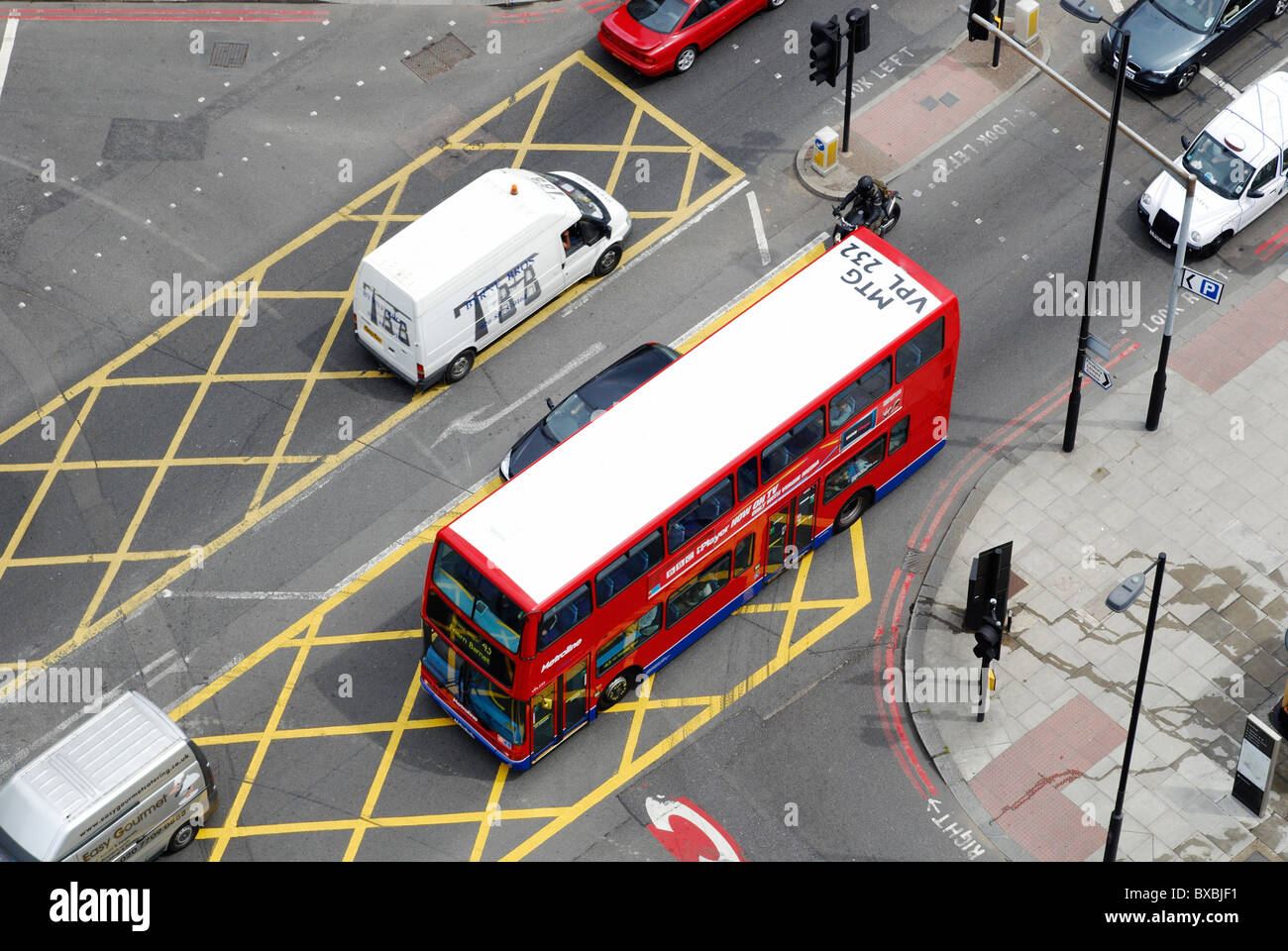 London bus rosso con numero di identificazione sul tetto della città di Finsbury Road North London REGNO UNITO Foto Stock