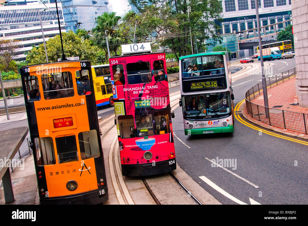 Tre double decker bus nella riga viaggia su una strada di città nel centro di Hong Kong Cina Foto Stock