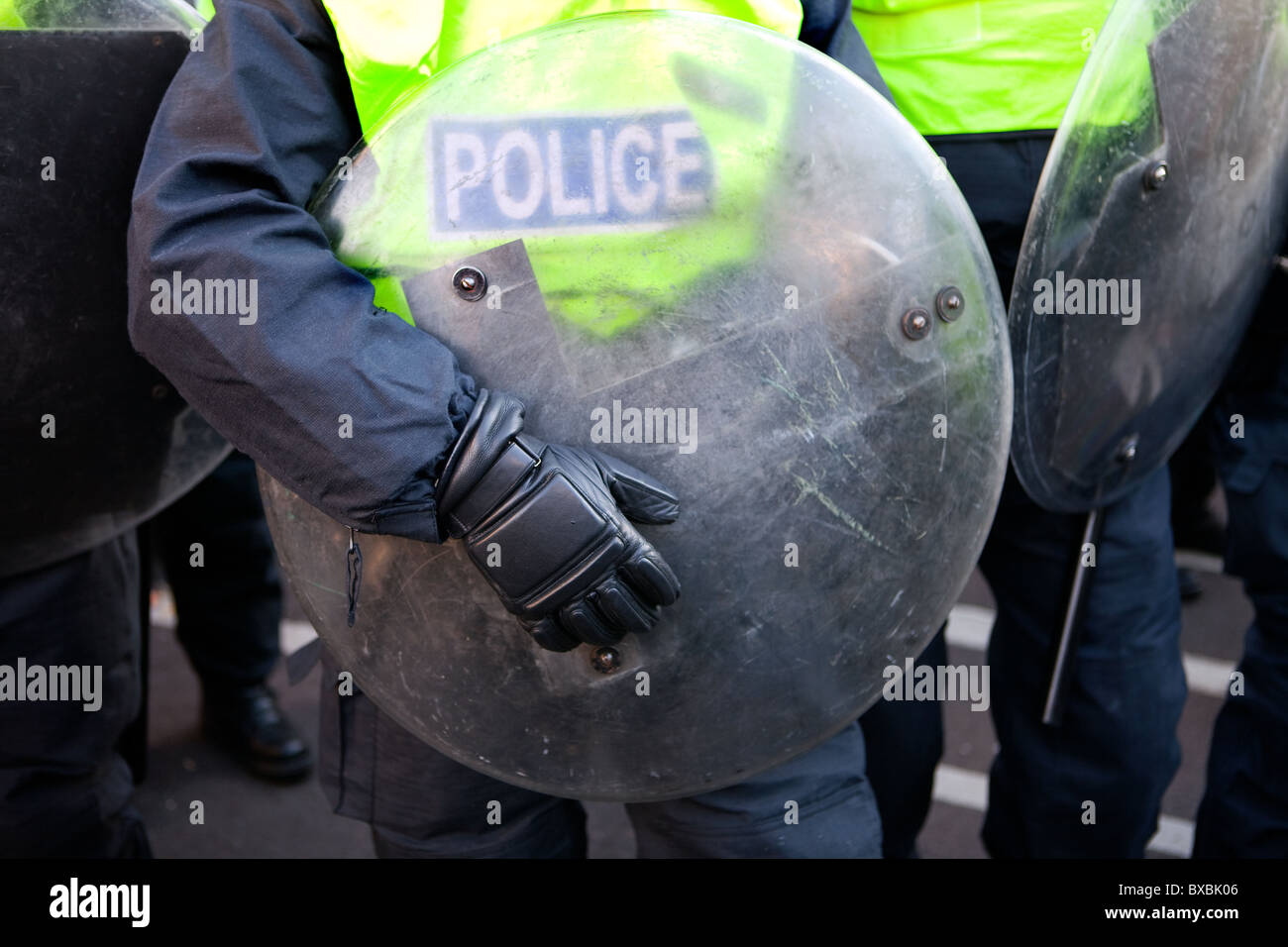 Azienda di polizia tra scudo antisommossa durante le tasse protesta, la piazza del Parlamento. Foto Stock