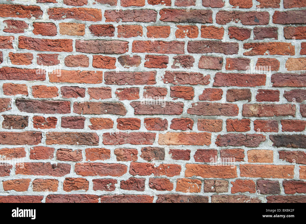 Un rosso semplice muro di mattoni. Foto Stock